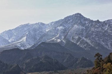Hafif karlı Qilian Dağları kaldırımlı patikadan Mati Si-Horse Toynak Tapınağı 'nın 13. Cennet Mağarası' na kadar uzanır. Sunan Yugur Özerk İlçesi-Zhangye-Gansu Eyaleti-Çin.