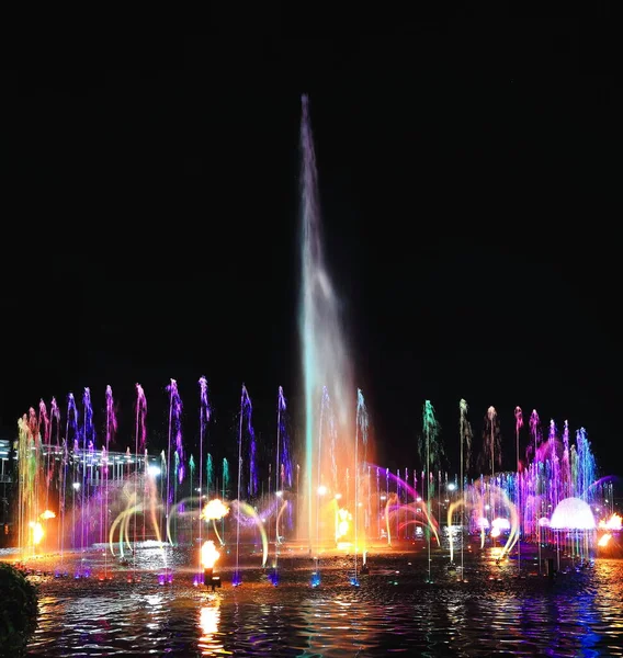 里萨尔公园的音乐舞蹈之泉被认为是全国最大的音乐舞蹈之泉 在里萨尔公园举行了一场水上飞机 水火箭 孔雀喷水表演 马尼拉 菲律宾 — 图库照片