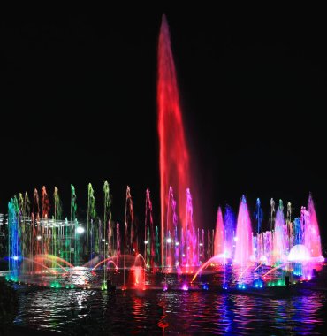 Rizal Park-Liwasang Rizal Müzikal Dansçı Pınarı ülkenin en büyüğü olarak kabul edilen Rizal Müzikal Parkı 'nda ateş topları, roketler ve tavuskuşu püskürtme su ekranı yükselen bir su gösterisi düzenliyor. Manila-Filipinler.