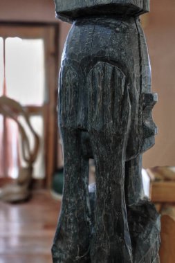 Banaue, Filipinler-6 Ekim 2016 Cordilleran Heykel Müzesi Cordillera Bölgesi 'nin insan ve kültür sanatını gösteriyor. Erkek anito idol ellerin oyması. Gözlerini kapatıyor. İfugao Bölgesi.