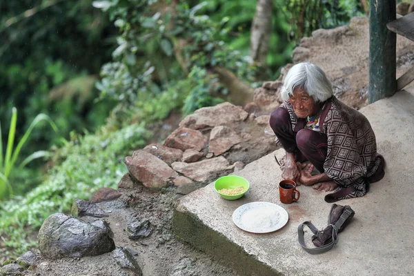 菲律宾巴塔德 2016年10月7日 Ifugao老妇人在她家外面吃米饭和意大利面及一杯咖啡 菲律宾Cordilleras的Banaue Rice梯田 教科文组织世界遗产场址 — 图库照片