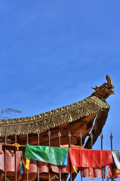 Płuco Wiatr Koń Buddyjskie Flagi Modlitewne Zardzewiałej Żelaznej Poręczy Żelaznym — Zdjęcie stockowe