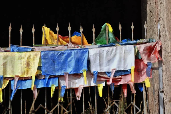 Lung Vítr Kůň Buddhistické Modlitební Vlajky Rezavé Železné Zábradlí Sloup — Stock fotografie