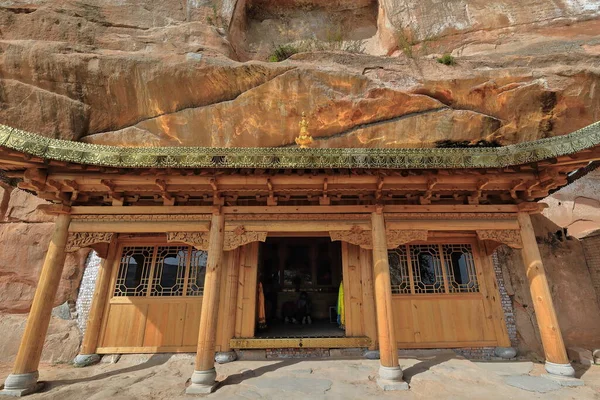 Dřevěná Veranda Malého Jeskynního Chrámu Reliéfní Mosaznou Římsou Pozlaceným Lotosovým — Stock fotografie