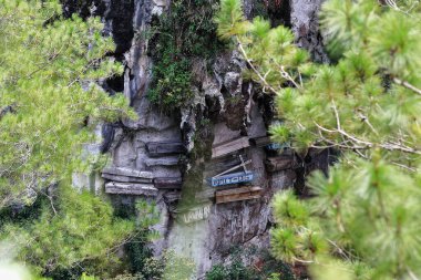 Sagada, Filipinler-9 Ekim 2016: Igorotlar eşsiz bir cenaze geleneği uygulaması uyguluyorlar - ölüler uçurumlara bağlanmış veya çivilenmiş tabutlarda gömülüyorlar. Sagada-Dağ Bölgesi-Cordillera Bölgesi-Luzon-Filipinleri.
