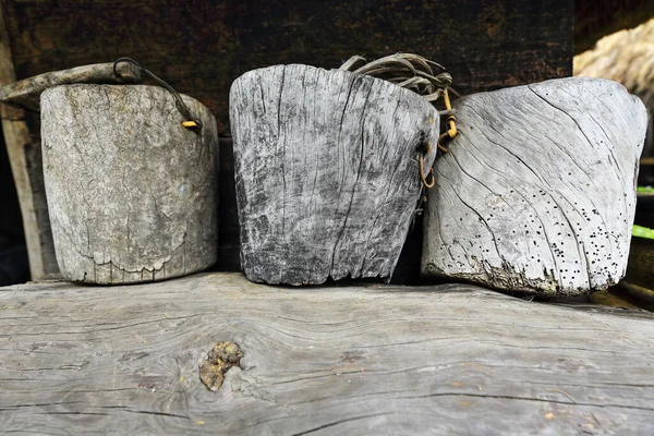 Ensemble Trois Vieux Seaux Bois Sur Tronc Arbre Dans Hangar — Photo