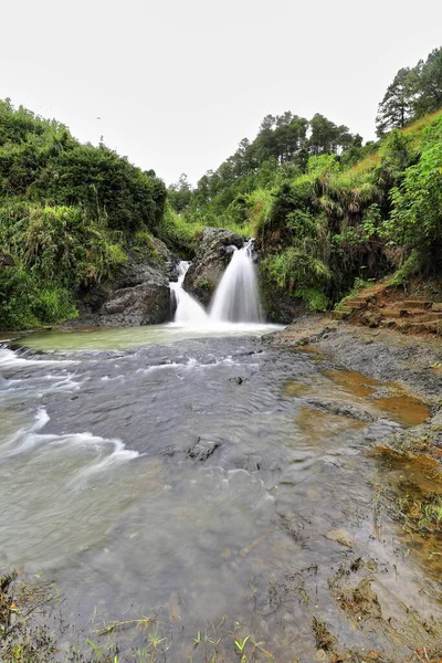 Bokong Cai Pequena Cachoeira Com Dois Picos Água Uma Lagoa — Fotografia de Stock
