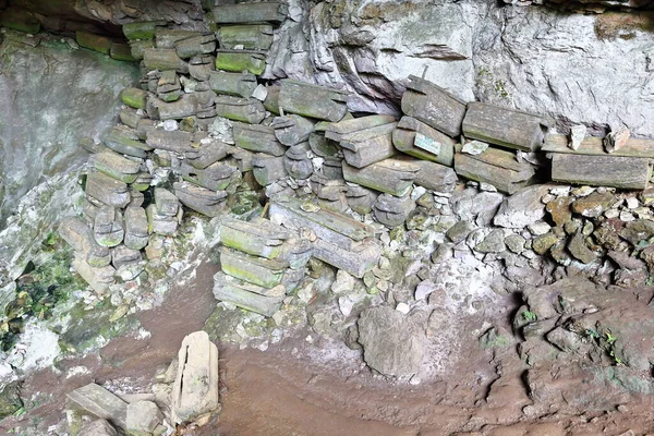 超过100个木制棺材 据认为最古老的棺材大约有500年 堆放在地衣衬里的入口大厅里 Lumiang Burial Cave Sagada Mountain Province Cordillera — 图库照片