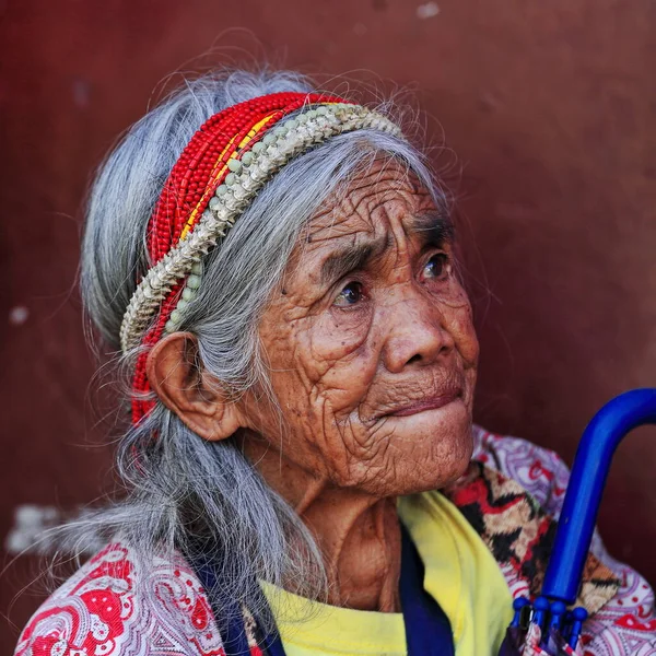 2016年10月10日フィリピンのサガダ イゴロの丘の部族のいくつかの古い女性は まだ地元のバスステーションでこのようなヘビの骨の住所を着ています 山岳地方 コルディレラ地方 ルソン島 — ストック写真