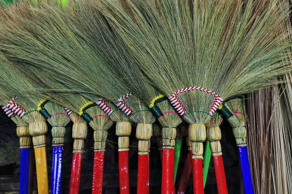 Sanatsal el, modern kaplan çimeni ya da renkli sapları Merkez Halk Pazarı 'ndaki bir tezgahta satışta olan Walis tambo-yumuşak süpürge yaptı. Bacolod-Negros Batı-Wester Visayas-Filipinleri.
