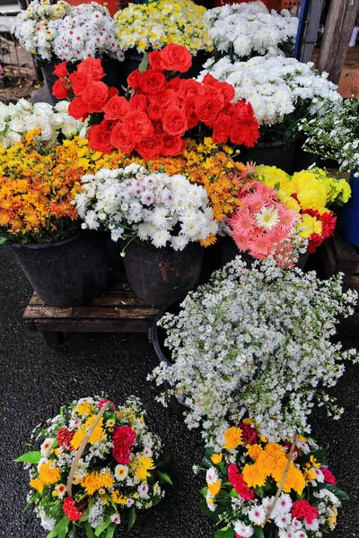 Flowers Sale Bouquets Flowerpots Flower Stand Placed Public Plaza Facing — Stock Photo, Image
