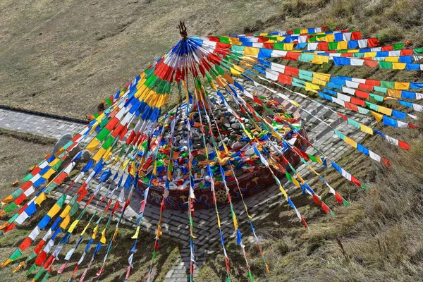 祈りのフラグテント33天窟や馬祖シリコン馬寺のプグアン寺のふもとリンソン山の崖の顔 礼拝堂の壁にしがみつくから見た チャンイエ 甘粛省中国 — ストック写真