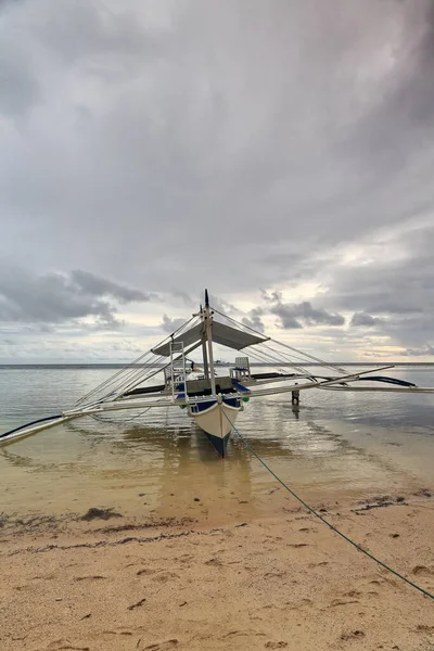 近くのダイビングスポットやプンタバロビーチの砂の上にあるシュノーケリングリゾートを観光で使用するためのBalangayまたはBangka Doubleアウトリガーボート シパライ ネグロス オクティデンタル ウェスタン ビサヤ フィリピン — ストック写真
