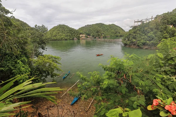 Blaue Und Rote Philippinische Doppelausleger Strandeten Ufer Und Trieben Auf — Stockfoto