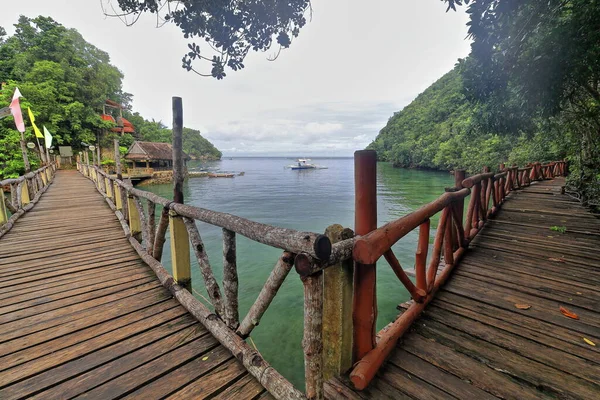 Ecke Auf Den Bambus Und Holzplankenstegen Mit Geländern Aus Baumstämmen — Stockfoto