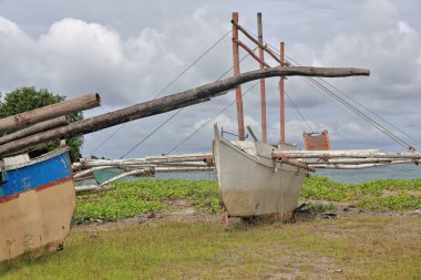 Balıkçılık ve turist hizmetleri için terk edilmiş dengeli tekneler. Polacion barangay plajında tamir ve güncelleme bekliyor. Sipalay-Zenciler Batı Visayas-Filipinler