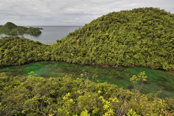 Horní Vyhlídkové Paluby Latasan Island Průsvitných Zelených Vod Průlivu Mezi — Stock fotografie