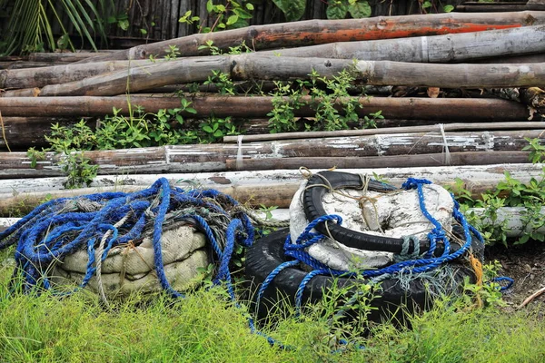 Bambu Gövdeleri Teknelerin Eski Lastiklerini Tampon Beton Bloklarını Demirlemek Için — Stok fotoğraf