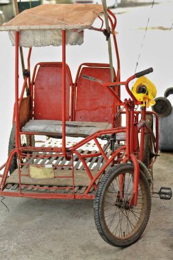 Renkçi motor ve pedallı üç tekerlekli bisikletler, şehir pazarı bölgesinde kırmızıya boyanmış olan taşrada yaygın bir toplu taşıma aracıdır. Sipalay-Zenciler Batı Visayas-Filipinler
