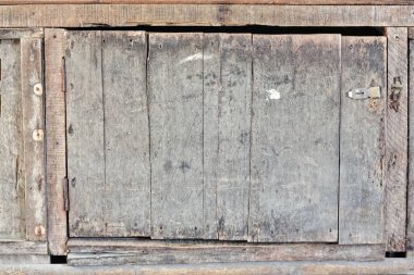 Şehir pazarındaki tezgahın perakende tezgahının altındaki boşluğu kapatan metal hasplı eski ahşap kapılı kapı. Poblacion barangay-Sipalay-Negros Batı-Batı Visayas-Filipinleri.