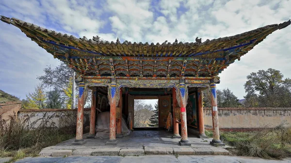 Heavily Carved Polychrome Wooden Porch Shengguo Temple Portal Atop Long — Stock Photo, Image