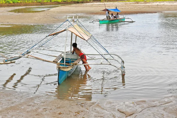 Sipalay Philippines October 2016 Locals Going Sugar Beach Cross Traditional — Stock Photo, Image