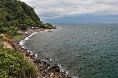 Tehditkar gökyüzü altındaki balıkçı tekneleri batıdaki Sulu Denizi kıyısındaki Negros sahiline bakan Culipapa Barangay 'in kumlu ve çakıl taşlı sahillerinden birinde mahsur kaldılar. Hinoba-bir kasaba-Batı Visayas-Filipinler.
