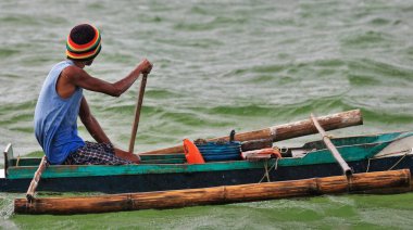 North Bays Bay, Filipinler-15 Ekim 2016: Eski Filipinli balıkçı şimdi yüzen satıcı Manjuyod Beyaz Kum Barı 'nı ziyaret eden turistlere biraz yiyecek satmaya çalışıyor:.