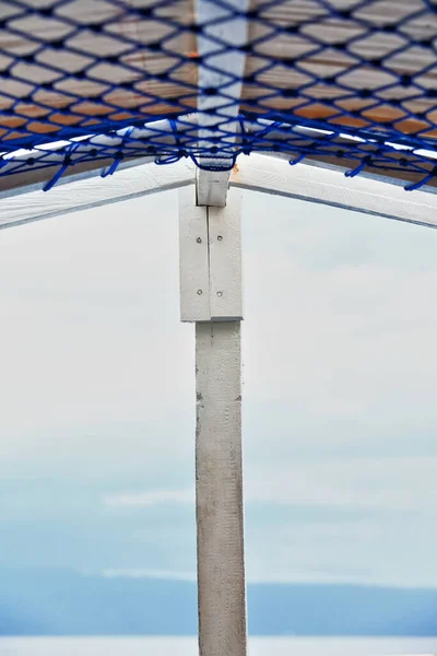 Quadro Madeira Segurando Rede Nós Azul Marrom Teto Lona Plástico — Fotografia de Stock
