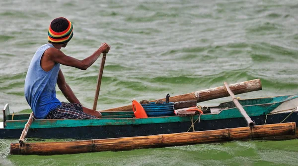 North Bays Bay, Filipinler-15 Ekim 2016: Eski Filipinli balıkçı şimdi yüzen satıcı Manjuyod Beyaz Kum Barı 'nı ziyaret eden turistlere biraz yiyecek satmaya çalışıyor:.