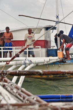 North Bays Bay, Filipinler-15 Ekim 2016: Eski Filipinli balıkçılar Manjuyod Beyaz Kum Barı 'nı ziyaret eden turistlere yiyecek satmaya çalışıyorlar:.