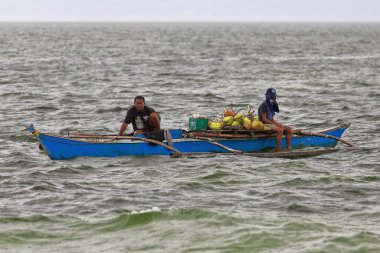 North Bays Bay, Filipinler-15 Ekim 2016: Eski Filipinli balıkçılar Manjuyod Beyaz Kum Barı 'nı ziyaret eden turistlere yiyecek, bira satmak için yaklaşıyorlar-.