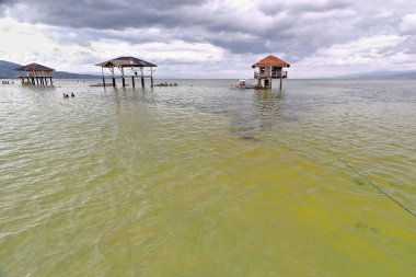 Balangay pompa tekneleri-Manjuyod Beyaz Kum Çubuğu N.Bays Körfezi 'ni sadece çok düşük gelgit destekli yerli ahşap imalathanelerde kapatıyor. Zenciler Doğu-Filipinler.