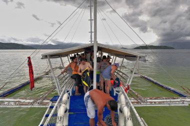 North Bays Bay, Filipinler-15 Ekim 2016: Filipinli bangka pompa botu Manjuyod Beyaz Kum Barı 'nı ziyaret ettikten ve tadını çıkardıktan sonra limana bir grup turisti geri götürdü