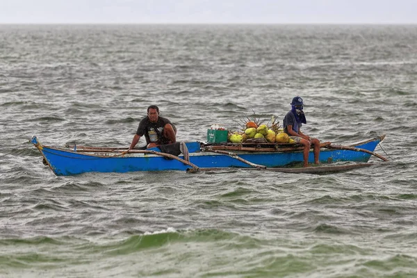 North Bays Bay, Filipinler-15 Ekim 2016: Eski Filipinli balıkçılar Manjuyod Beyaz Kum Barı 'nı ziyaret eden turistlere yiyecek, bira satmak için yaklaşıyorlar-.