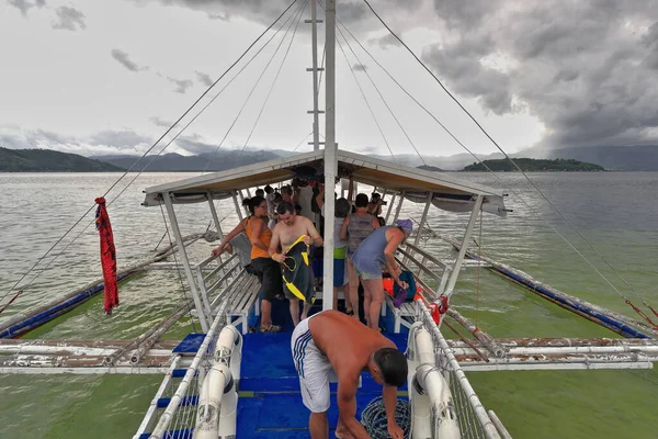 North Bays Bay, Filipinler-15 Ekim 2016: Filipinli bangka pompa botu Manjuyod Beyaz Kum Barı 'nı ziyaret ettikten ve tadını çıkardıktan sonra limana bir grup turisti geri götürdü