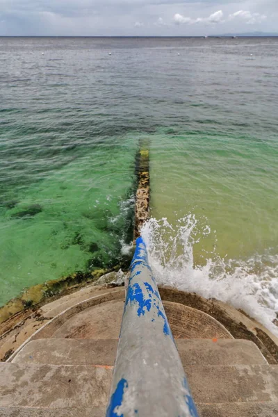 Бетонная Лестница Ведущая Малоэтажному Причалу Покрытому Приливом Прибрежная Зона Куда — стоковое фото