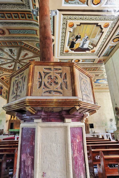 Grandi Pilastri Tronchi Albero Segnano Navata Reggono Vecchio Pulpito Soffitto — Foto Stock