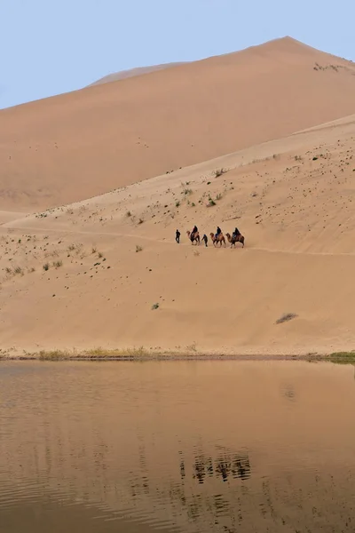 Lago Badain Refleja Pequeño Grupo Turístico Que Comienza Paseo Camellos — Foto de Stock