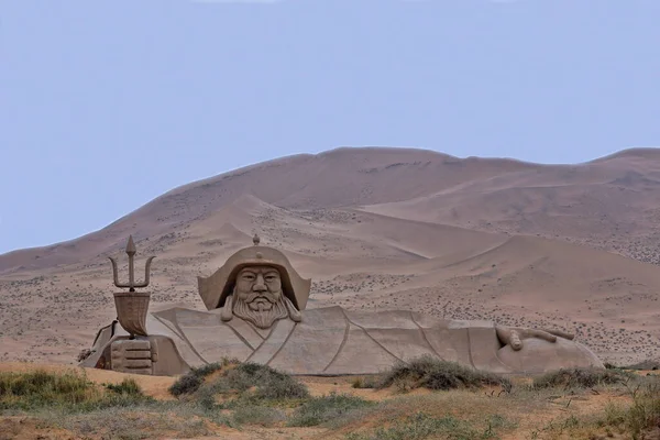 Genghis-Chinggis Khan 'ın sertleştirilmiş kum heykeli doğu Badain Gölü' ne bakan yüksek tepelerin arasında. Gobi Çölü 'nün Badain Jaran-Badanjilin Shamo-Mysterious Lakes Çölü. Alxa-İç Moğolistan-Çin.