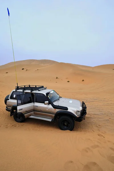 Voiture Hors Route Touristique Gris Arrêté Dans Mât Sable Long — Photo