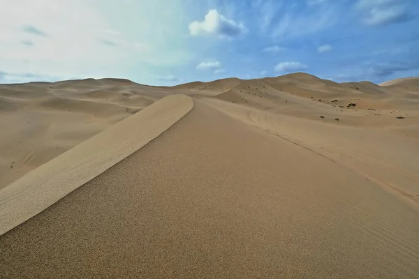 Цепи Движущихся Стационарных Песчаных Дюн Покрывают Пустыню Бадайн Джаран Некоторые — стоковое фото