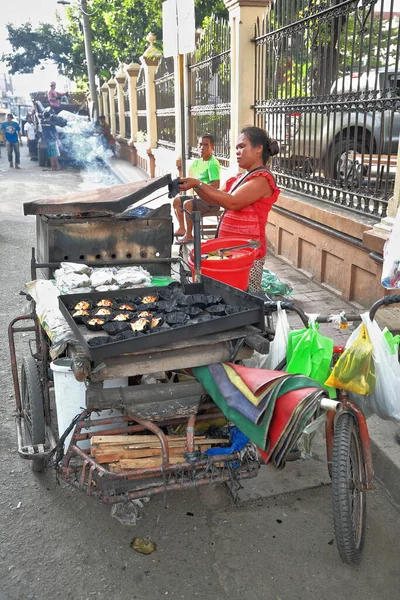 Cebú Filipinas Octubre 2016 Vendedora Comida Callejera Cocina Vende Delicias — Foto de Stock