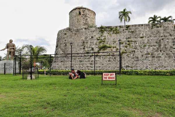 Ciudad Cebú Filipinas Octubre 2016 Pareja Filipina Sienta Área Césped — Foto de Stock