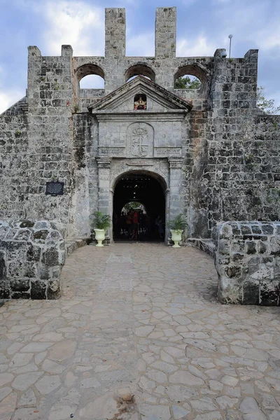 西班牙建造的三角形珊瑚石 Triangle Triangular Shaped Coral Stone 的三角形泥石桶拱形主入口建于公元1738年 建于圣佩德罗富尔特堡 Fuerte Fort — 图库照片