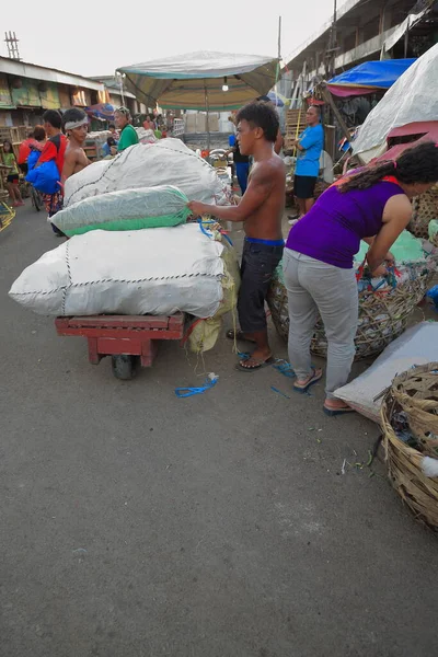 Cebu Philippines October 2016 Filipino Vendors Load Sacks Cart Carbon — Stock Photo, Image