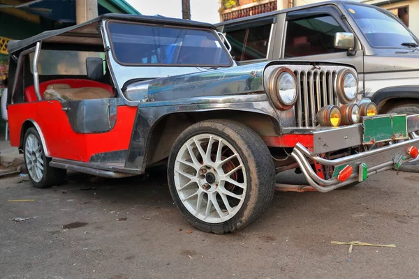 Filipinli Gri Gümüşi Dyipni Jeepney Karbon Pazarı Ndaki Toplu Taşıma — Stok fotoğraf