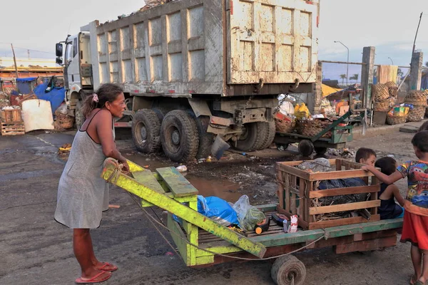 Cebú Filipinas Octubre 2016 Madre Filipina Lleva Sus Hijos Casa — Foto de Stock