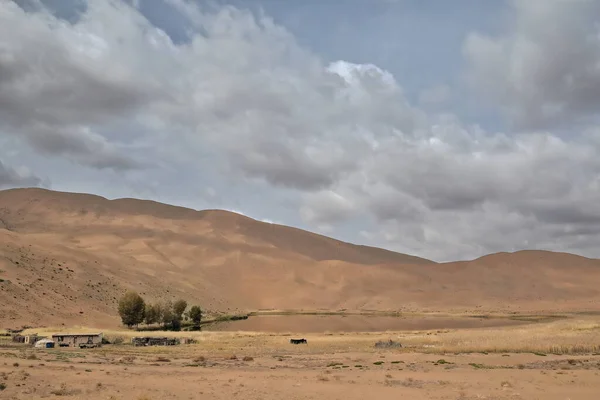 湖バダン ジャラン砂漠の移動と固定砂砂丘の間でTamying それらのいくつかは砂漠の床に500メートルの足跡 曇りの空に達する アルシャ高原 内モンゴル — ストック写真