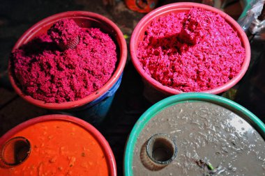 Kalın çorbayla dolu plastik kovalar ve kırmızımsı rendelenmiş ube ya da tatlı olarak kullanılan mor yer elması ve dondurma-süt-kurabiye-kek-tart-kek-kek-kek-kek-kekler için lezzet. Karbon Pazarı-Cebu-Filipinler